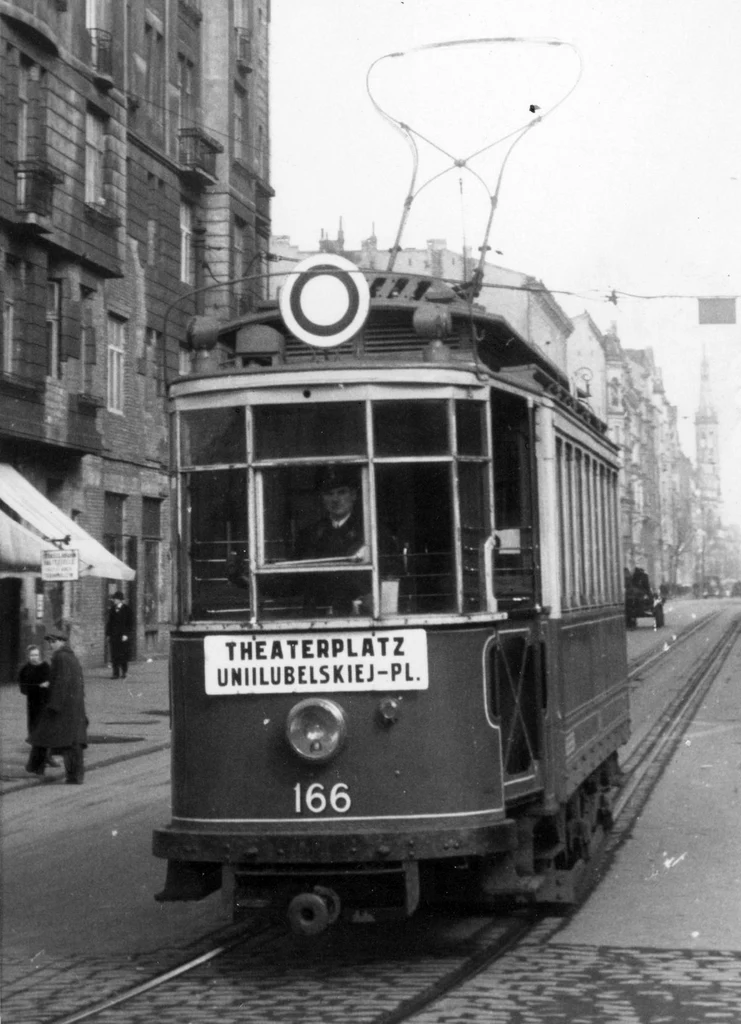 Aby zmylić Niemców Zawacka często jeździła tramwajami „Nur für Deutsche” (fot. domena publiczna).