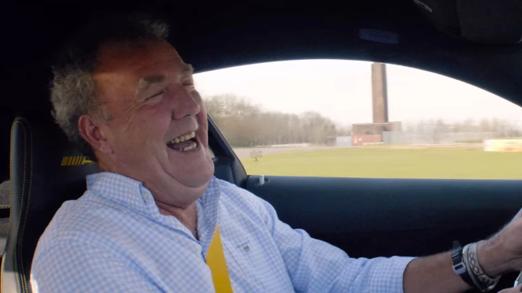 Jeremy Clarkson ma powody do radości. Nie tylko dlatego, że na tym ujęciu jedzie Mercedesem-AMG GT R