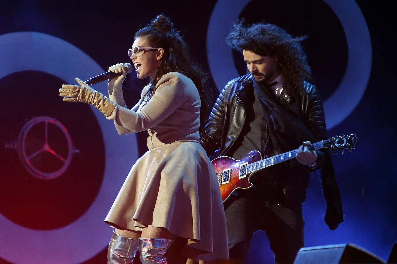 Ewa Farna ze swoim chłopakiem występuje na scenie Ewa Farna ze swoim chłopakiem występuje na scenie