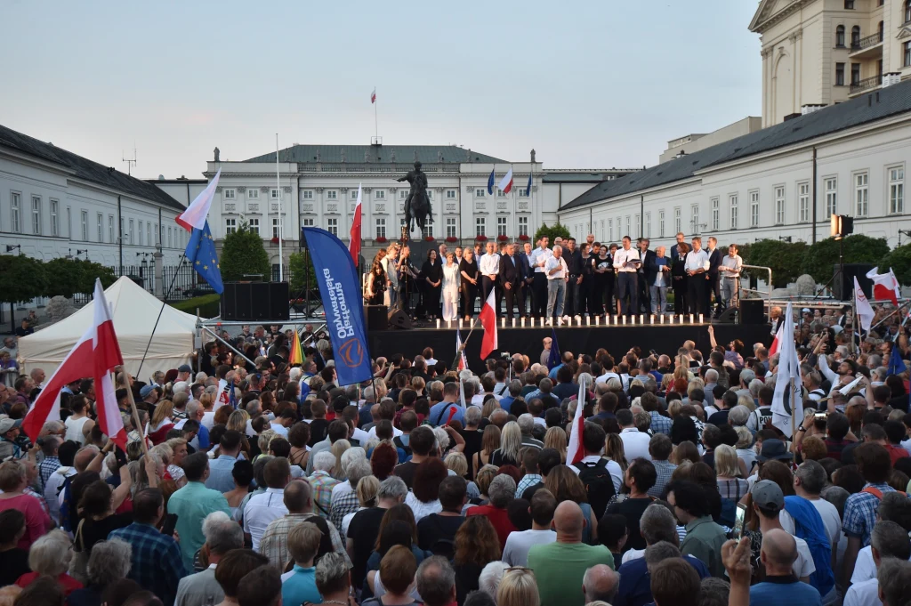 Tłumy protestujące pod Pałacem Prezydenckim Tłumy protestujące pod Pałacem Prezydenckim