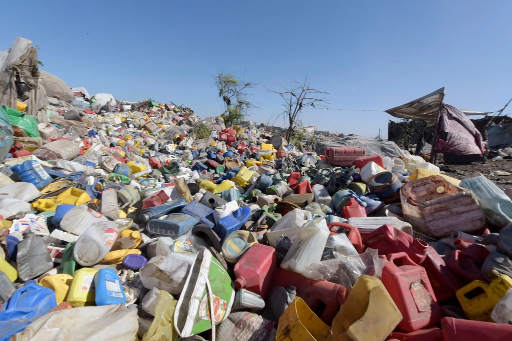 Naukowcy ostrzegają, że do 2050 r. w oceanach może być więcej plastiku niż ryb