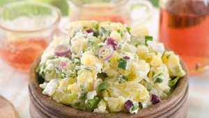 Ta sałatka jest najlepsza na grilla. Idealnie komponuje się z kiełbasą i karkówką