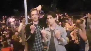 Aniołki Kurskiego w swoich absolutnie neutralnych pozach