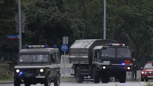 Patrol saperski wyjeżdża z ulicy Filomatów w Warszawie
