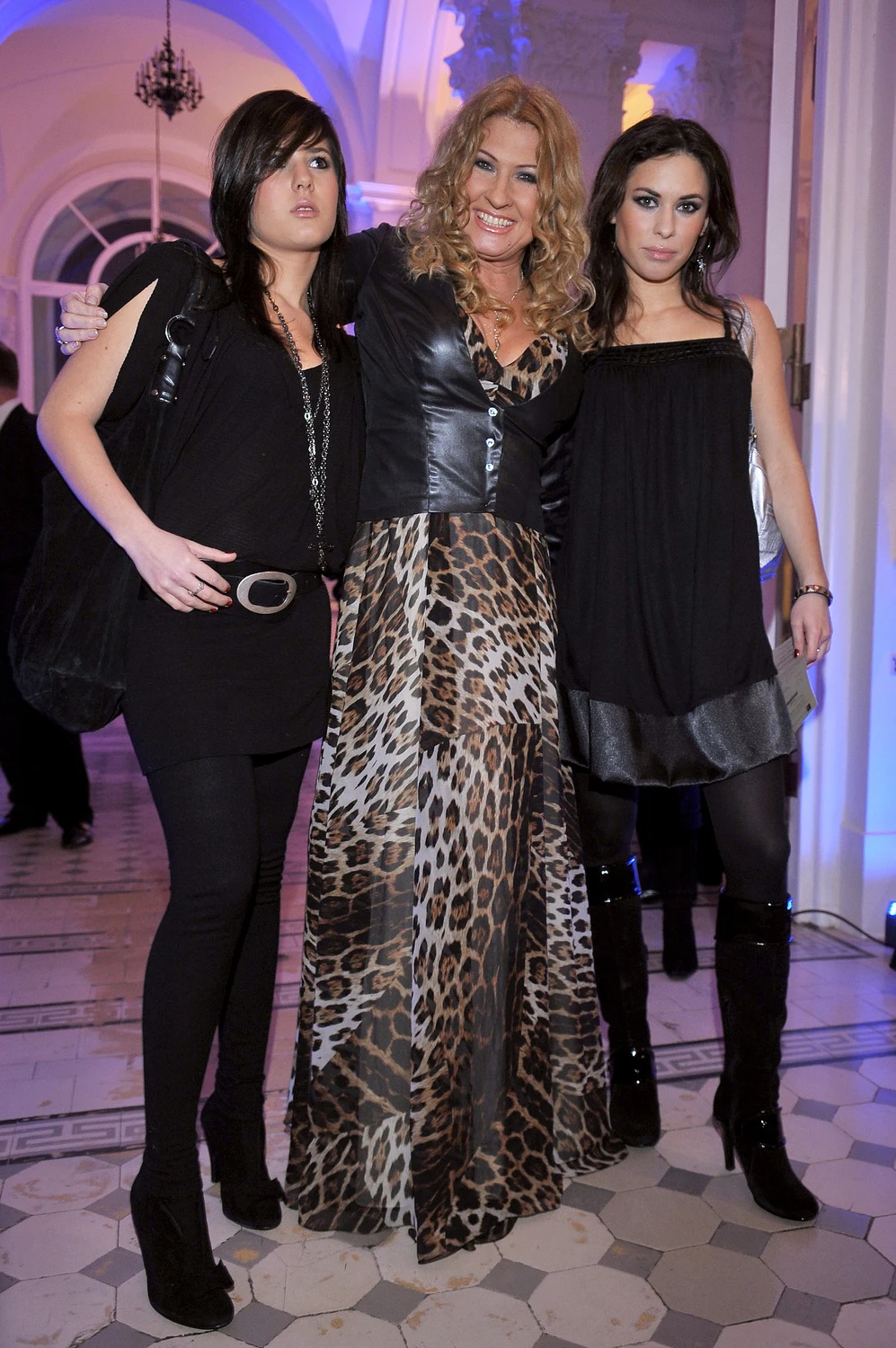 Beata Kozidrak z córkami: Agatą i Kasią w 2008 roku Beata Kozidrak z córkami: Agatą i Kasią w 2008 roku