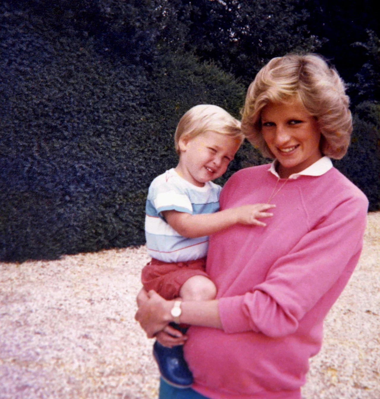 Księżna Diana w ciąży z Harrym i Williamem na rękach na zdjęciu z rodzinnego archhiwum Księżna Diana w ciąży z Harrym i Williamem na rękach na zdjęciu z rodzinnego archhiwum