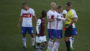 Damien Perquis dyskutuje z arbitrem podczas meczu MLS