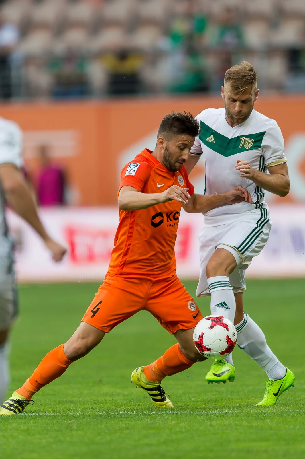 Piłkarz Zagłębia Lubin Aleksandar Todorovski (L) i Djordje Cotra (P) ze Śląska Wrocław 