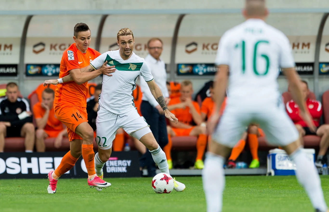 Piłkarz Zagłębia Lubin Łukasz Janoszka (L) i Sito Riera (C) ze Śląska Wrocław