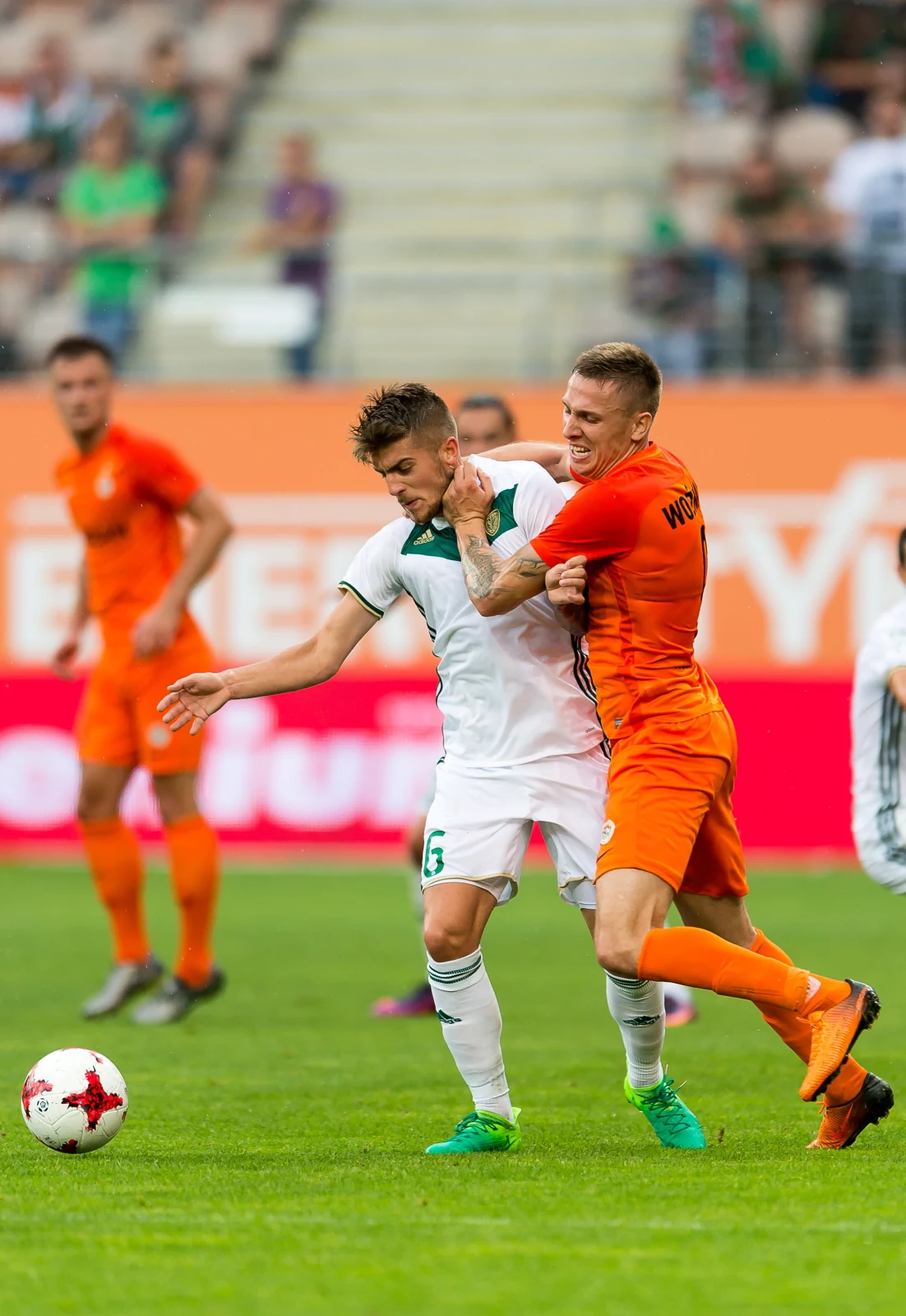 Piłkarz Zagłębia Lubin Arkadiusz Woźniak (P) i Michał Chrapek (L) ze Śląska Wrocław