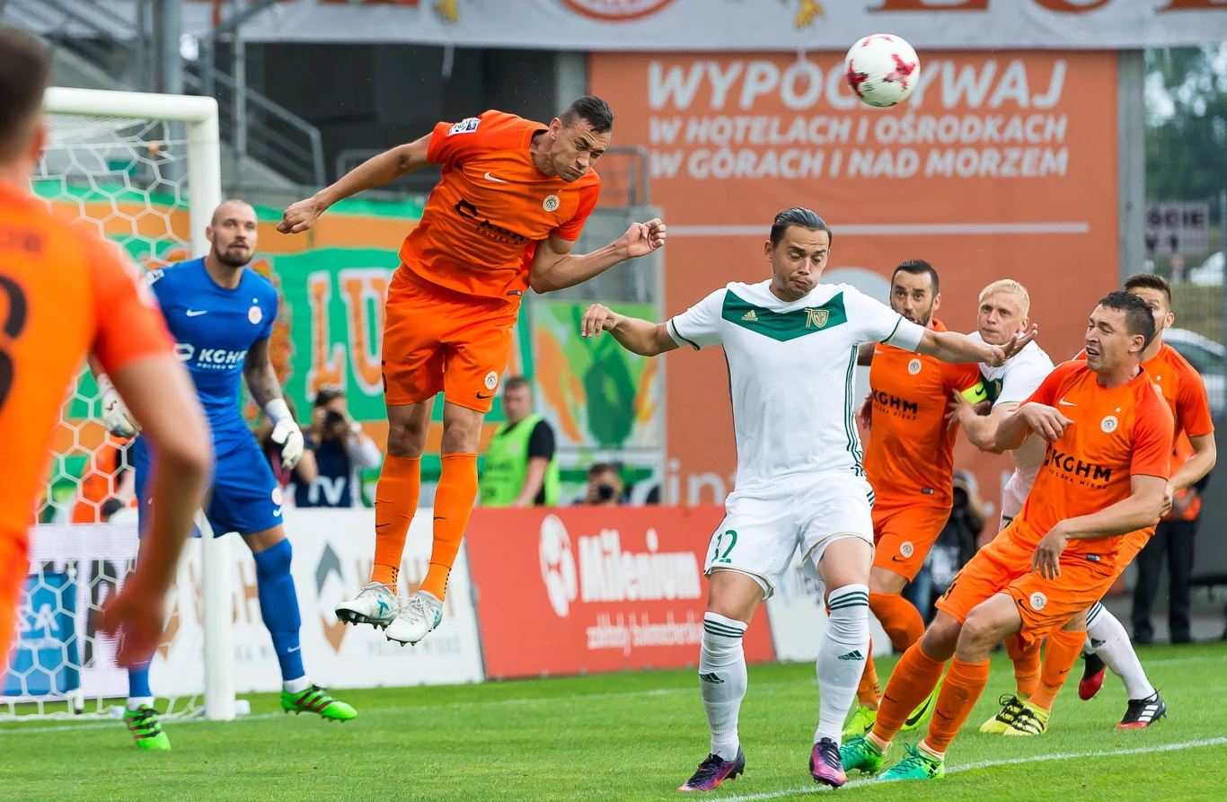 Piłkarze Zagłębia Lubin Jarosław Jach (3L) i Jakub Tosik (P) oraz Igors Tarasovs (C) ze Śląska Wrocław