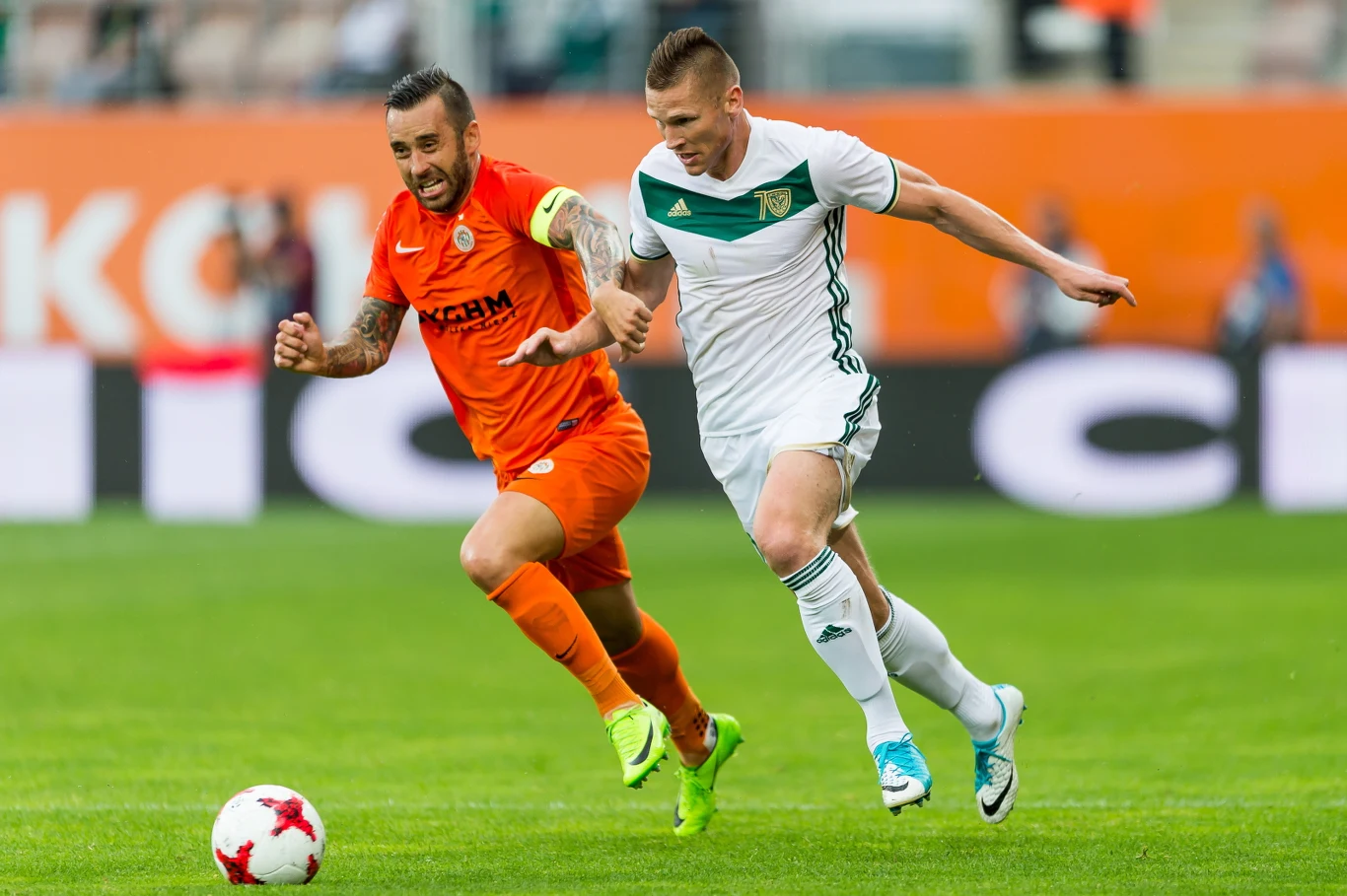 Piłkarz Zagłębia Lubin Lubomir Guldan (L) i Marcin Robak (P) ze Śląska Wrocław