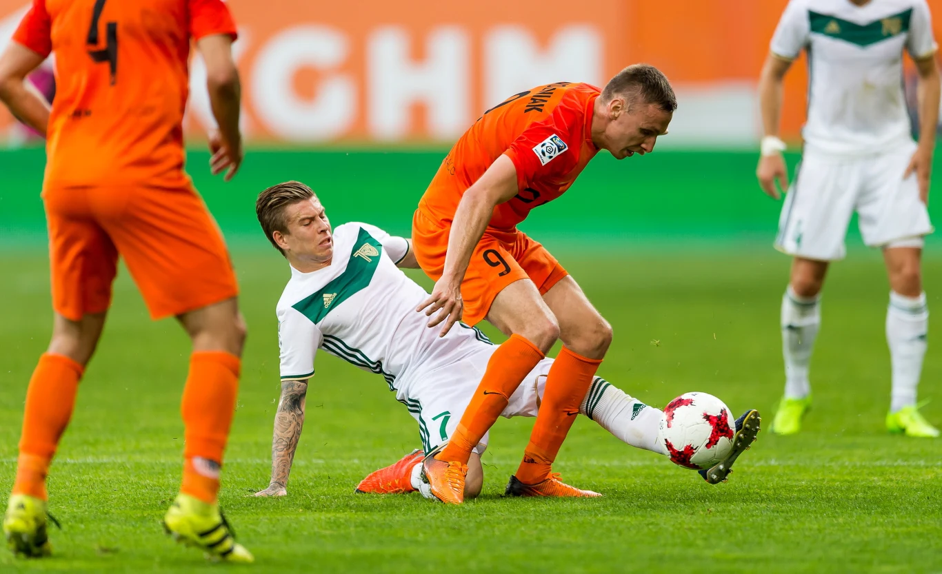 Piłkarz Zagłębia Lubin Arkadiusz Woźniak (P) i Jakub Kosecki (L) ze Śląska Wrocław