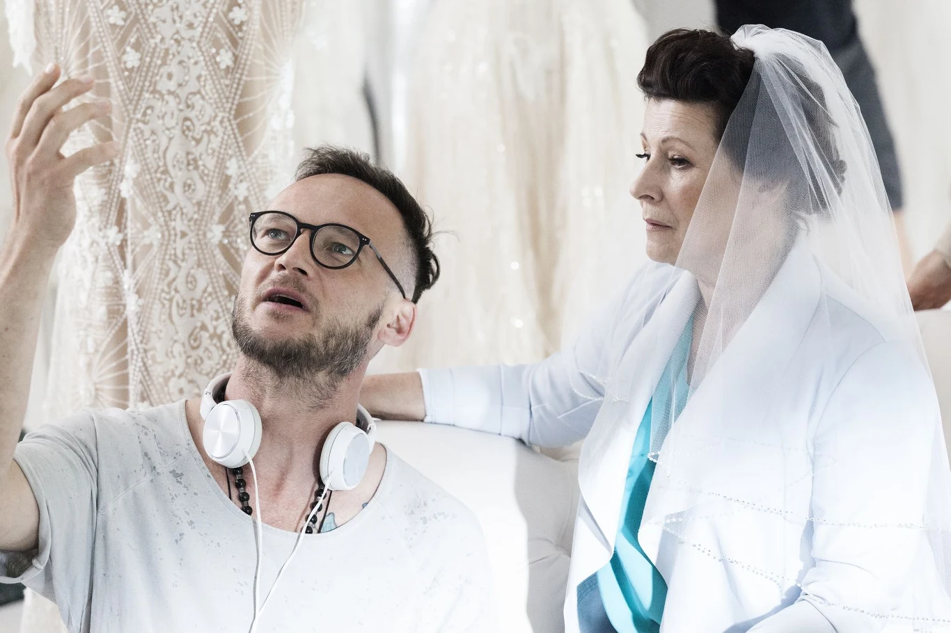 - Ten film trafi zarówno do poszukujących prawdziwej miłości singli, jak i osób, które są w związkach. Tym pierwszym da potężną dawkę nadziei, a tym drugim poczucie, że warto doceniać swój związek i o niego dbać - dodaje reżyser.