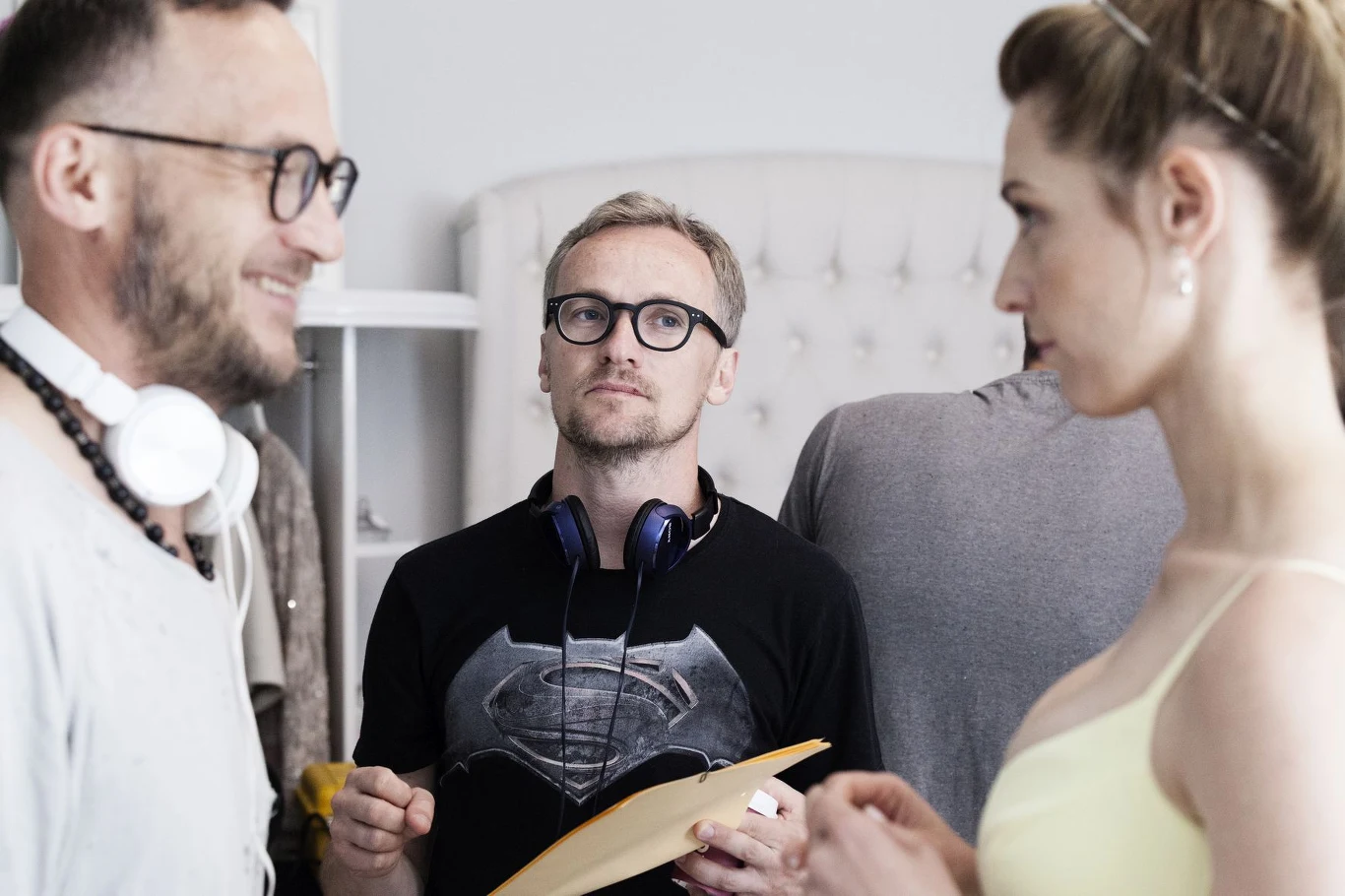 „Narzeczony na niby” to film o miłości w wielu jej odcieniach. Mam nadzieję, że widzowie po obejrzeniu naszej komedii romantycznej poczują się odrobinę inni - lepsi, podbudowani i oczywiście radośniejsi. Że zobaczą w bohaterach samych siebie, bo filmowe postaci są bardzo blisko życia, pracują w realnych zawodach i funkcjonują w różnych rodzinnych układach - mówi reżyser Bartek Prokopowicz.