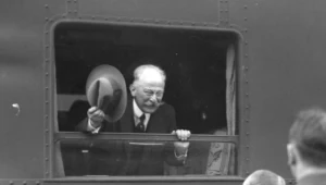 Poseł nadzwyczajny i minister pełnomocny RP w Związku Sowieckim Stanisław Patek na Dworcu Głównym w Warszawie przed wyjazdem do Moskwy