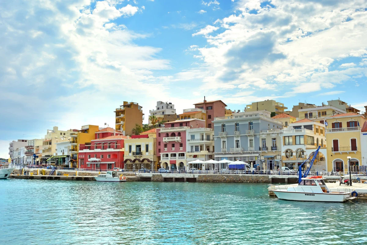 Osoby, które zdecydowały się spędzić emeryturę na Krecie, podkreślają, że życie tutaj jest prostsze i bardziej harmonijne.