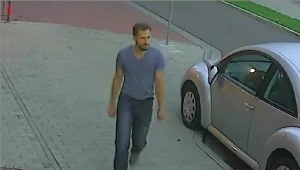 Kraków: Policja prosi o pomoc w identyfikacji mężczyzny, który zniszczył 37 aut