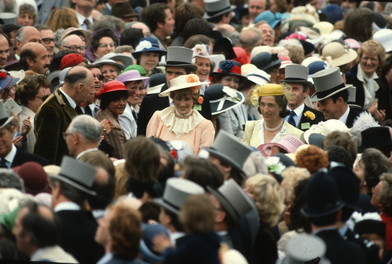 Opisuje też walkę z depresją poporodową i bulimią oraz swoje prywatne zwycięstwo, kiedy zwalczyła w sobie niepewność i zaangażowała w międzynarodową działalność humanitarną, by stać się nową ikoną - kochaną przez wszystkich "królową ludzkich serc".