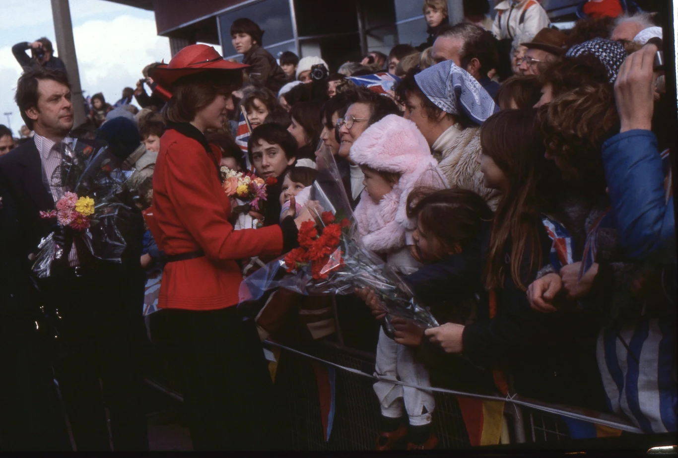 Prześladowana przez prasę i uwielbiana przez cały naród, który gorąco wierzył w "bajkowy" romans następcy tronu i lady Spencer, Diana była kompletnie nieprzygotowana, by poradzić sobie z przytłaczającym rozgłosem i sławą.