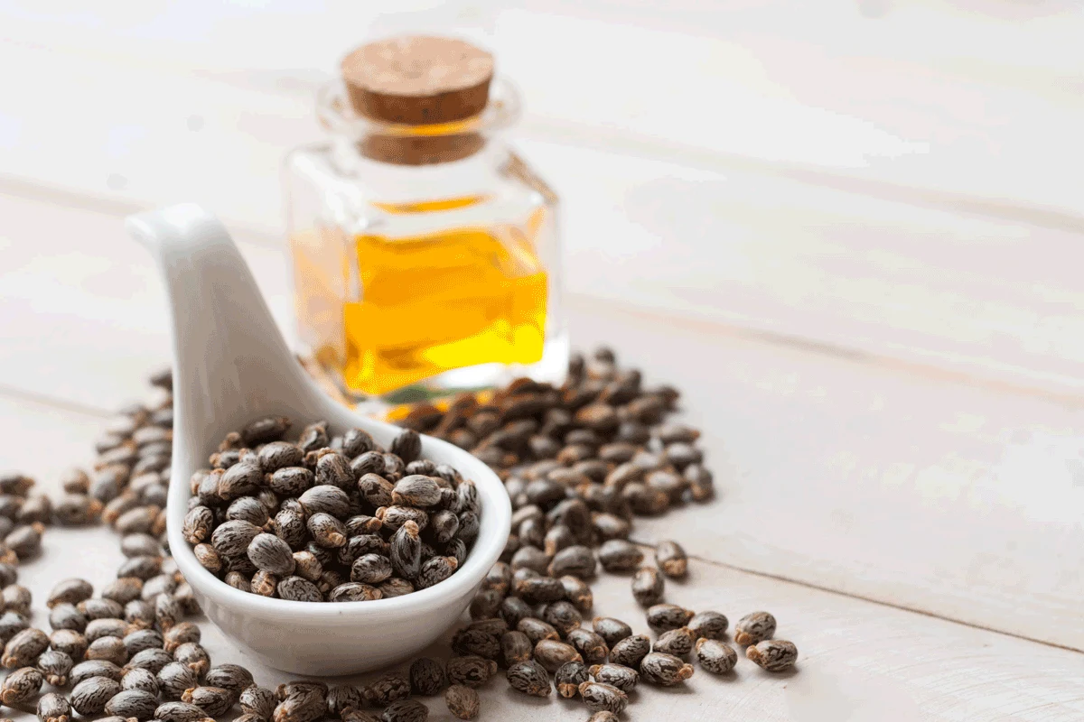 Olejek rycynowy to znany środek na pogrubienie i wydłużenie rzęs. Olejek rycynowy to znany środek na pogrubienie i wydłużenie rzęs.