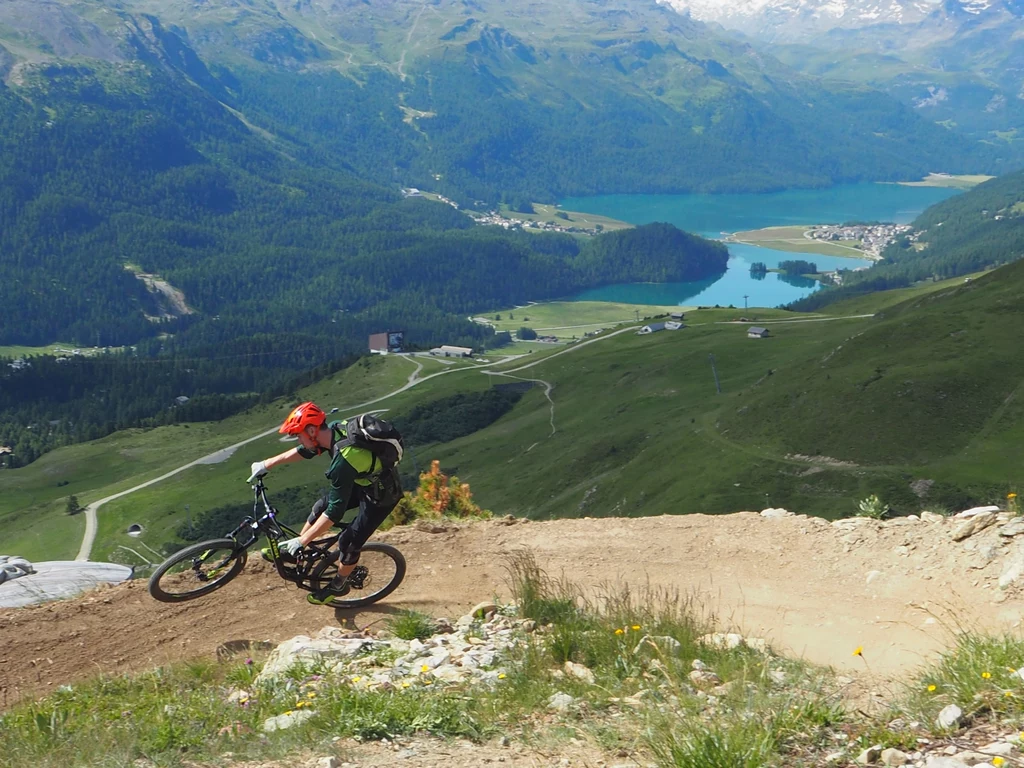 Zabawa podczas zjazdu Corviglia Flowtrail w St. Moritz Zabawa podczas zjazdu Corviglia Flowtrail w St. Moritz