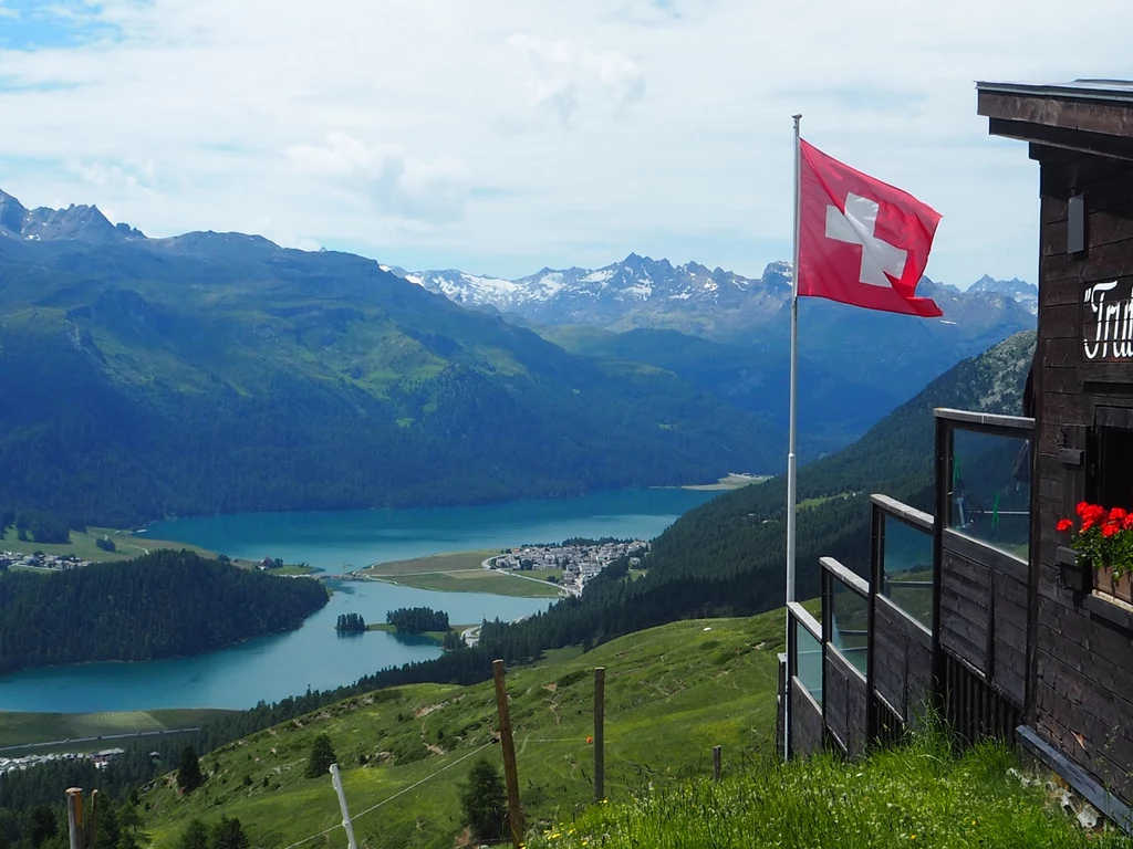 Widok na dolinę Engadin i okoliczne szczyty Widok na dolinę Engadin i okoliczne szczyty