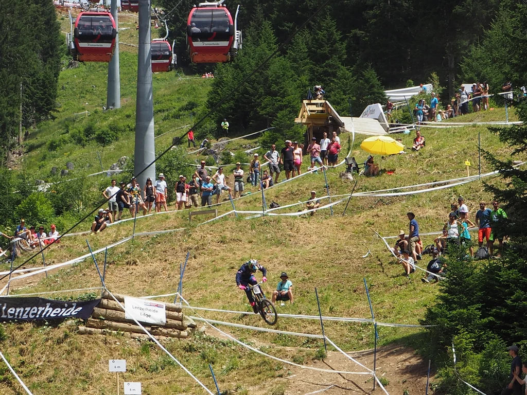 Szalone przejazdy podczas zawodów w downhillu Szalone przejazdy podczas zawodów w downhillu