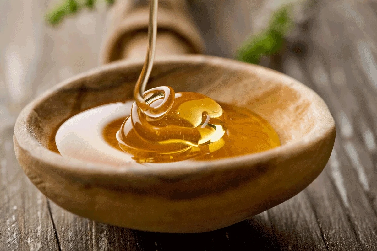 Miód nie tylko świetnie smakuje, ale z uwagi na bogactwo swych witamin, jest również świetnym ukorzeniaczem do roślin Miód nie tylko świetnie smakuje, ale z uwagi na bogactwo swych witamin, jest również świetnym ukorzeniaczem do roślin