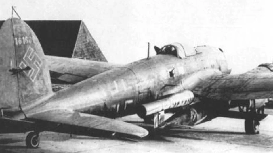 Fi-103R podwieszony pod skrzydłem bombowca He-111