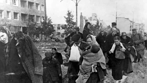 Mieszkańcy opuszczają stolicę po kapitulacji Powstania Warszawskiego