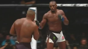 Jon Jones (z prawej) znokautował Daniela Cormiera.