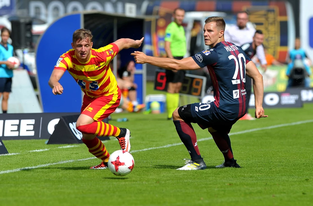 Arvydas Novikovas (Jagiellonia) ucieka Tomaszowi Hołocie (Pogoń) Arvydas Novikovas (Jagiellonia) ucieka Tomaszowi Hołocie (Pogoń)