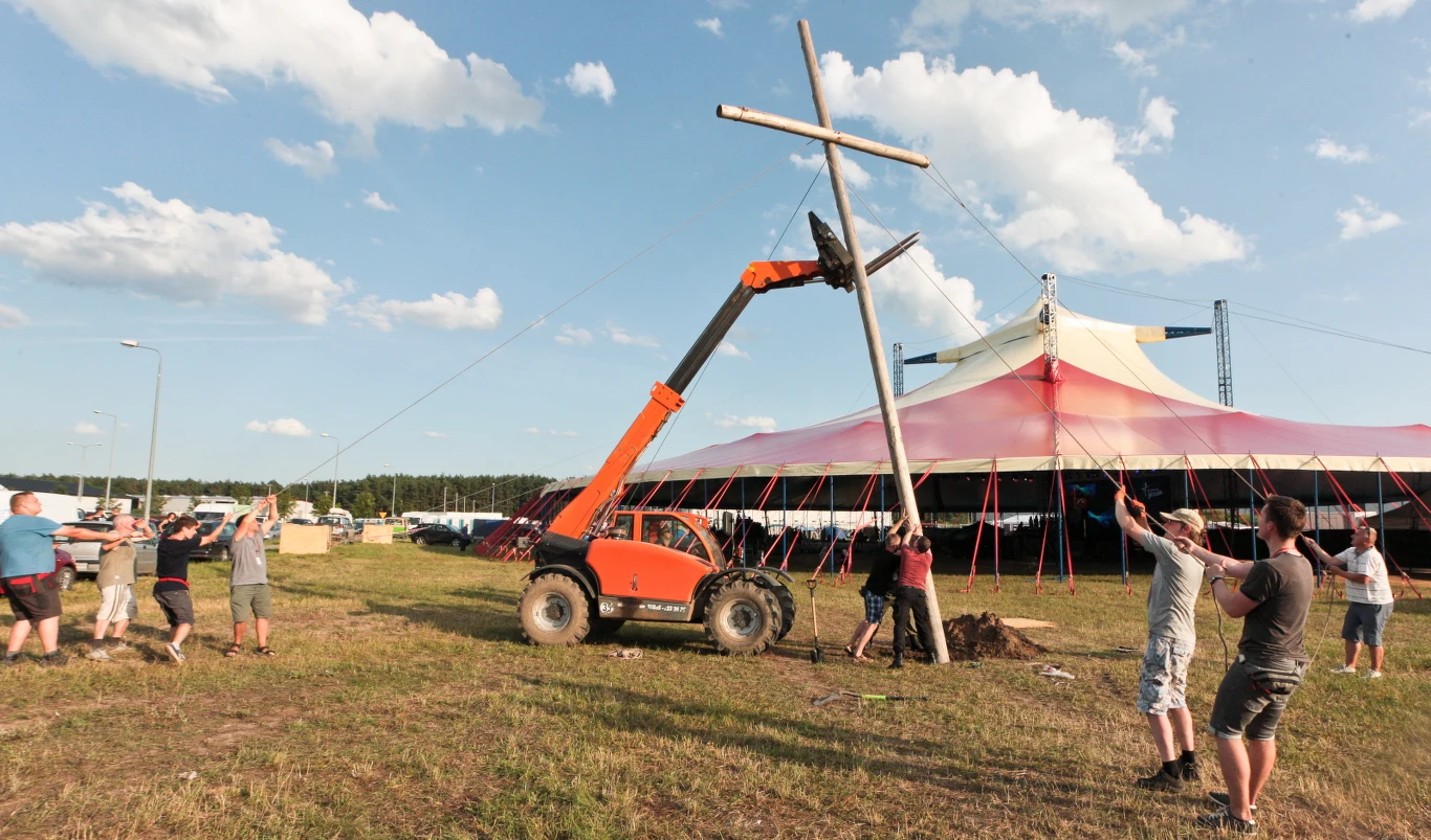 Uczestnicy Przystanku Jezus stawiają na polu krzyż Uczestnicy Przystanku Jezus stawiają na polu krzyż