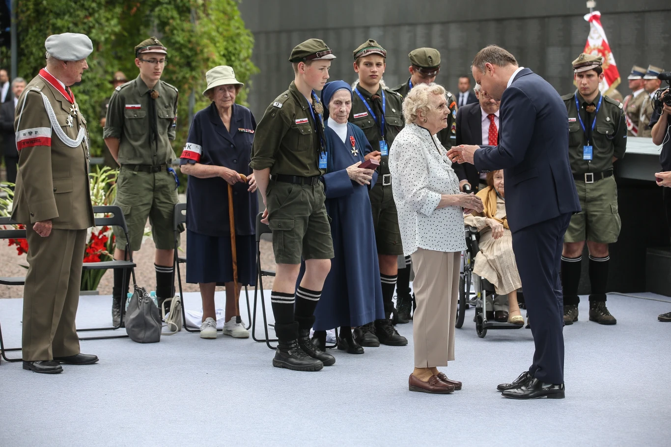 Prezydent Andrzej Duda i Jadwiga Wiśniewska ps. "Sroka" podczas uroczystości wręczenia orderów i odznaczeń państwowych 
