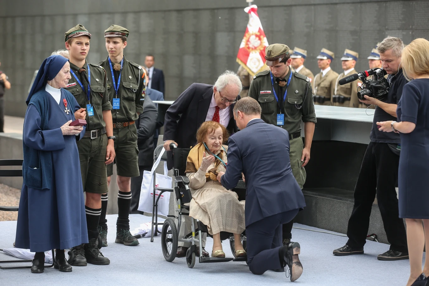 Prezydent Andrzej Duda i Ewa Jeglińska ps. "Ewa" podczas uroczystości wręczenia orderów i odznaczeń państwowych