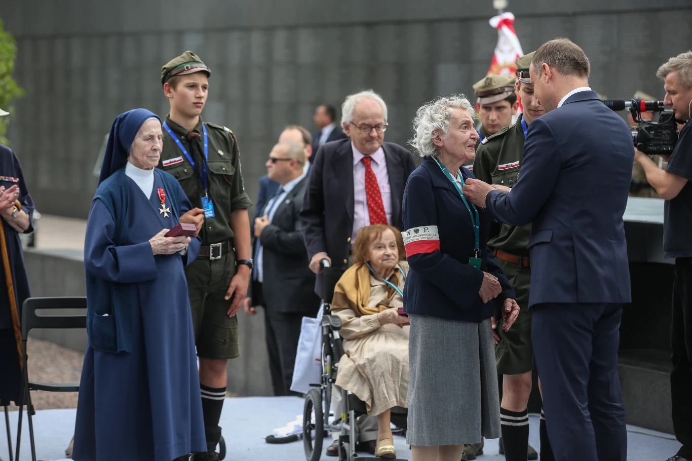 Prezydent Andrzej Duda i Hanna Szeremeta-Węgrzecka ps. "Czarna Zośka" podczas uroczystości wręczenia orderów i odznaczeń państwowych 