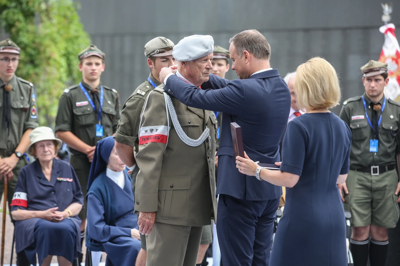 Prezydent Andrzej Duda i żołnierz AK Julian Kulski podczas uroczystości wręczenia orderów i odznaczeń państwowych 
