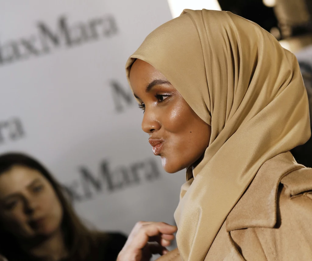 Halima Aden chodzi po wybiegu w hidżabie