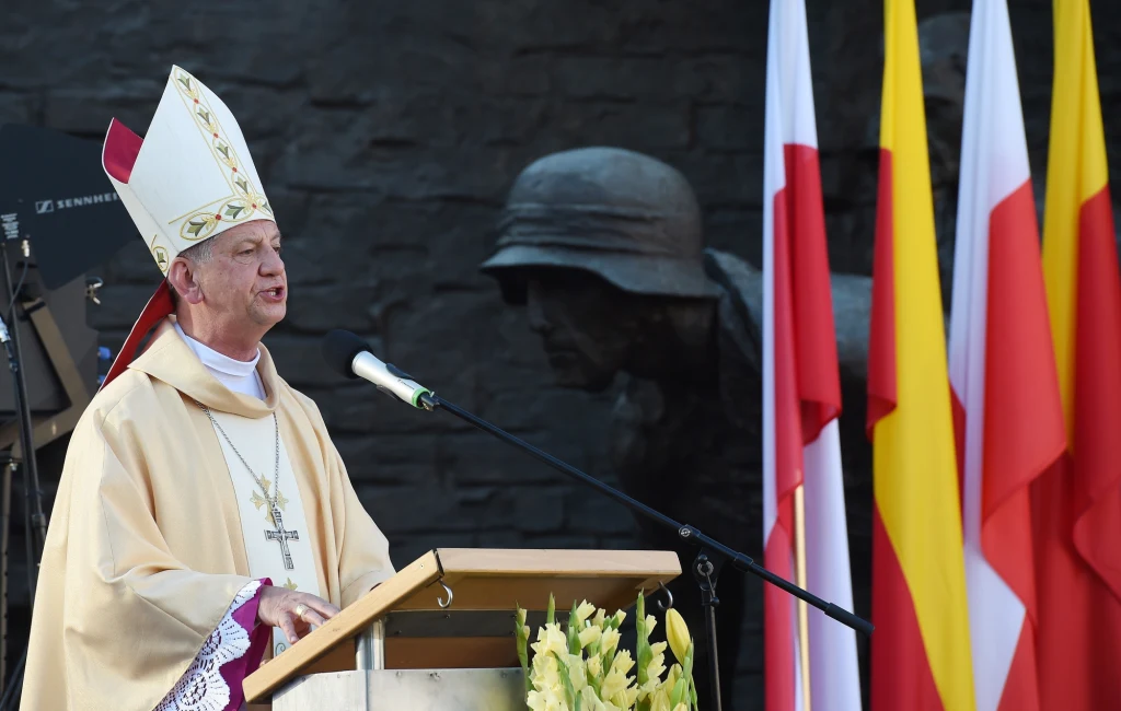 "Oddajmy hołd powstańcom nie tylko przez modlitwę, zapalenie zniczy i chwilę ciszy, ale podejmując czyn niezwykły, jakim jest budowanie narodowej jedności" - powiedział w poniedziałek biskup polowy WP Józef Guzdek podczas mszy św.