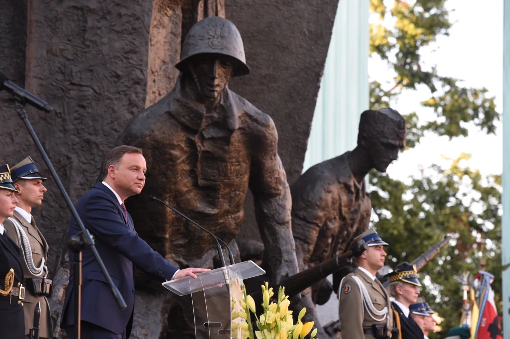 "Nie jest przegrane powstanie, które prowadzi do wolnej Polski" - powiedział prezydent RP Andrzej Duda podczas Apelu Pamięci przy Pomniku Powstania Warszawskiego w Warszawie