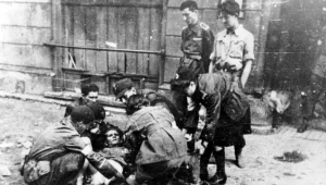 Udzielanie pomocy rannemu powstańcowi na ulicy