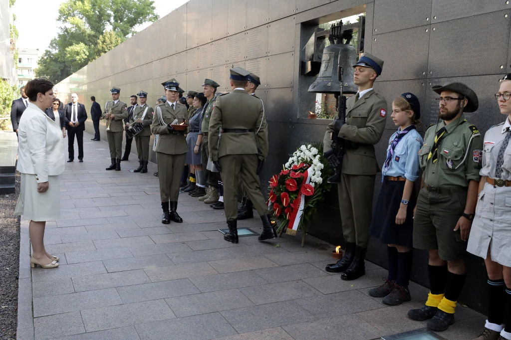 Premier Beata Szydło składa kwiaty przed dzwonem "Monter", poświęconym wojskowemu dowódcy Powstania Warszawskiego gen. bryg. Antoniemu Chruścielowi, w Muzeum Powstania Warszawskiego