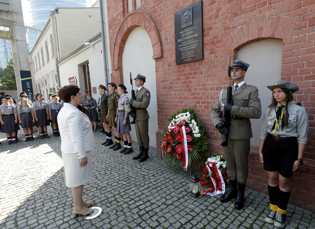 Premier Beata Szydło składa kwiaty przed pod tablicą pamiątkową poświęconą śp. prezydentowi RP Lechowi Kaczyńskiemu, w Muzeum Powstania Warszawskiego