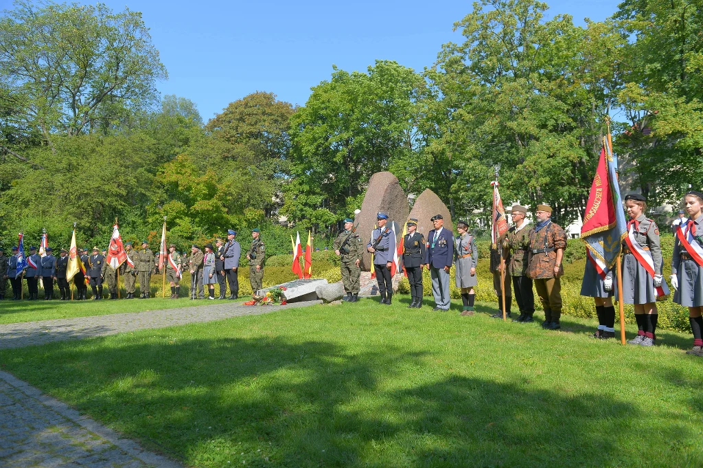 Uroczystości upamiętniające 73. rocznicę wybuchu Powstania Warszawskiego przed pomnikiem "Mokotów Walczący 1944" w Parku Dreszera