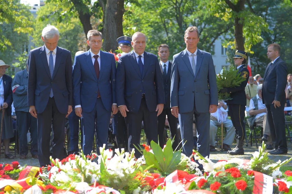Posłowie PO Grzegorz Schetyna, Andrzej Halicki, Mariusz Witczak i Marcin Święcicki podczas uroczystości upamiętniających 73. rocznicę wybuchu Powstania Warszawskiego przed pomnikiem "Mokotów Walczący 1944" w Parku Dreszera,