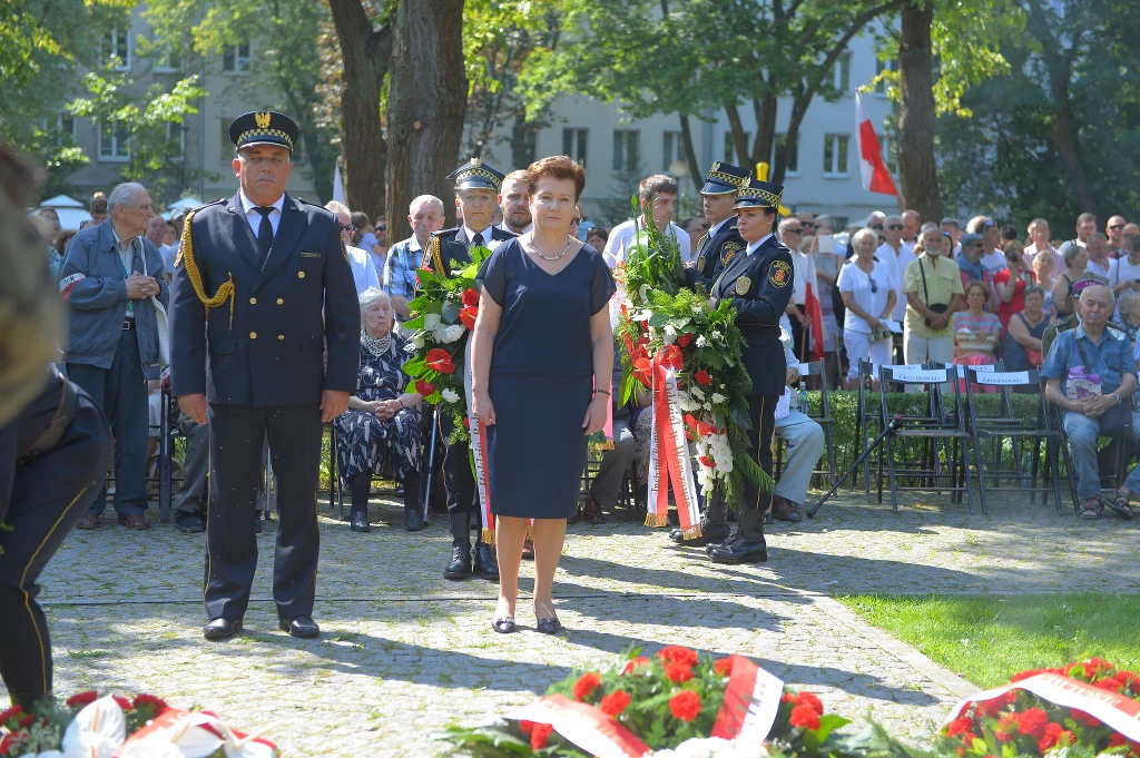 Prezydent Warszawy Hanna Gronkiewicz-Waltz podczas uroczystości upamiętniających 73. rocznicę wybuchu Powstania Warszawskiego przed pomnikiem "Mokotów Walczący 1944" w Parku Dreszera