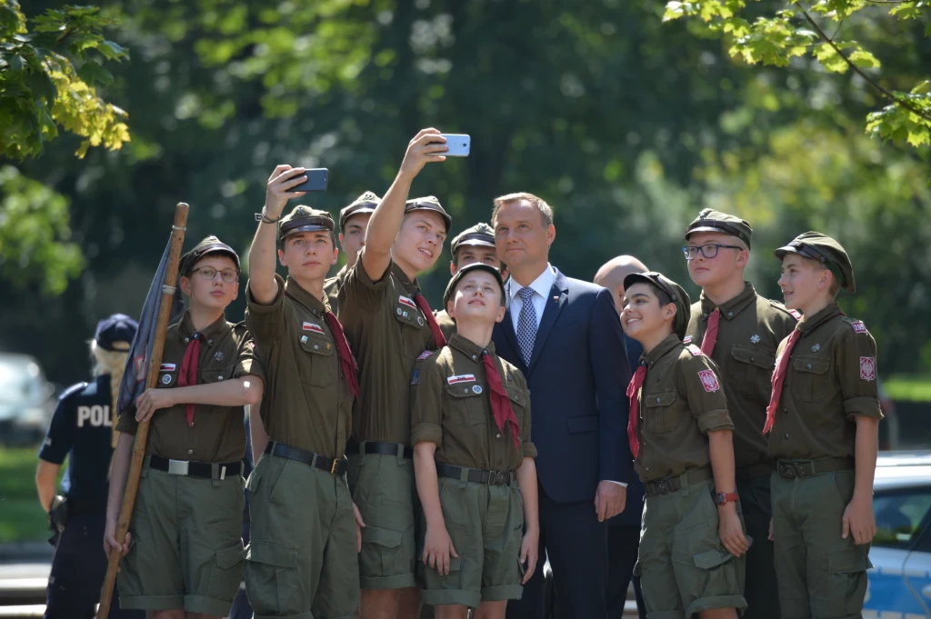 Prezydent Andrzej Duda z harcerzami przed Pomnikiem Ofiar Rzezi Woli.