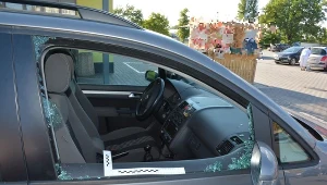 Temperatura na zewnątrz około godziny 16.00 osiągnęła ponad 30 stopni. Strażacy postanowili wybić szybę w aucie