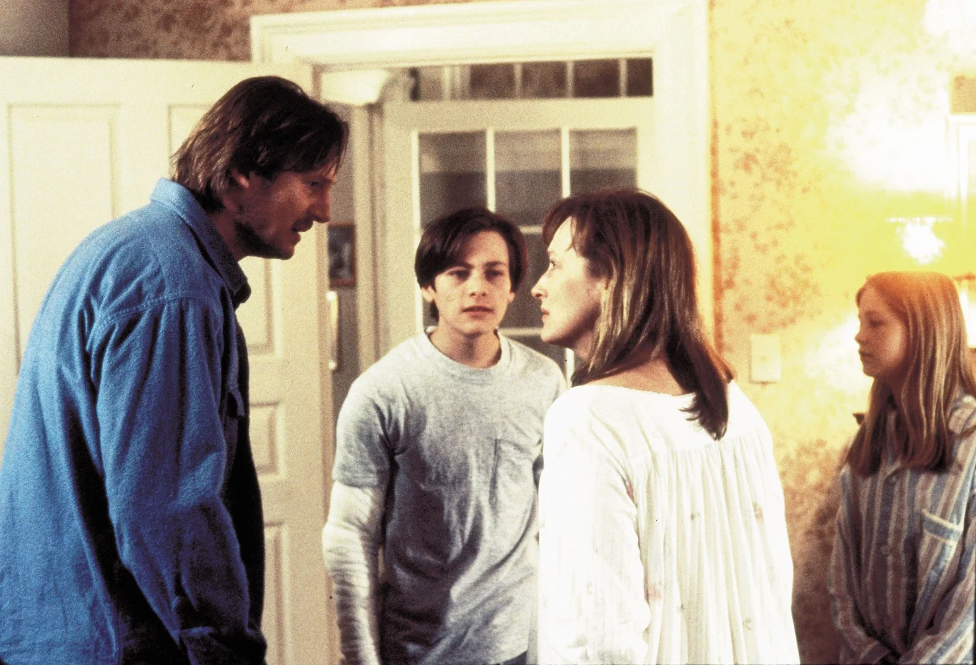 Jest jeszcze młody, ale wydaje się, że nie zbliży się już do aktorskiego poziomu, jaki prezentował na początku swojej kariery. Edward Furlong, gwiazda filmów: "Terminator 2: Dzień sądu" i "Więzień nienawiści", 2 sierpnia obchodzi 40. urodziny. Wychowywany przez samotną matkę (nigdy nie dowiedział się, kto jest jego ojcem) Edward Furlong nie marzył o aktorskiej karierze. Jego talent odkryła odpowiedzialna za casting do drugiej części "Terminatora" Mali Finn. To właśnie za jej sprawą nikomu nieznany nastolatek miał okazję zadebiutować na dużym ekranie u boku Arnolda Schwarzeneggera i Lindy Hamilton w superprodukcji Jamesa Camerona. W produkcji "Terminator 2: Dzień sądu" Furlong wcielił się w młodego Johna Connora, który w przyszłości poprowadzi ludzi do walki przeciwko maszynom. Na razie jednak jest nastolatkiem z problemami, którego starając się ochronić matka (Hamilton) i wysłany z przyszłości przeprogramowany Terminator T-800 (Arnold Schwarzenegger). Rola w kontynuacji "Terminatora" przyniosła Furlongowi Saturna za najlepszą kreację młodego aktora, a także nagrodę MTV. Co ważniejsze, otworzyła też przed nim drzwi do wielkiej hollywoodzkiej kariery. W roli nastolatka z problemami oglądaliśmy też Furlonga w jego kolejnych filmach: horrorze "Smętarz dla zwierzaków" oraz dramacie "Serce Ameryki" (oba z 1992 roku). W tym drugim wcielił się w syna bohatera granego przez Jeffa Bridgesa - notorycznego złodzieja, który warunkowo wyszedł z więzienia i teraz musi znaleźć pracę i zaopiekować się dzieckiem. W kolejnych latach można było zobaczyć Furlonga głównie w filmach niezależnych: thrillerze Jamesa Graya "Mała Odessa" (1994), horrorze "Elektroniczna ruletka" (1994) Johna Flynna, a także obyczajowej "Harfie traw" (1995) Charlesa Matthau. Najważniejszym spośród nich był jednak występ w dramacie "Wczoraj i dziś" (1996) Barbet Schroeder, gdzie wcielił się w nastolatka oskarżonego o brutalne morderstwo swojej dziewczyny. Rodzice chłopaka (Meryl Streep, Liam Nesson) starają się 